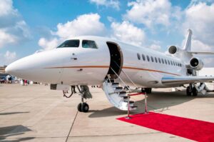 Privatjet mit roten Teppich